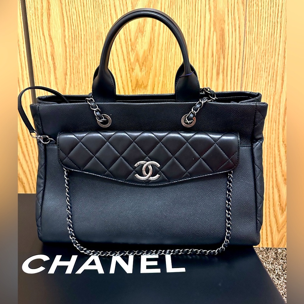 Chanel 2 way shoulder Bag authentic.